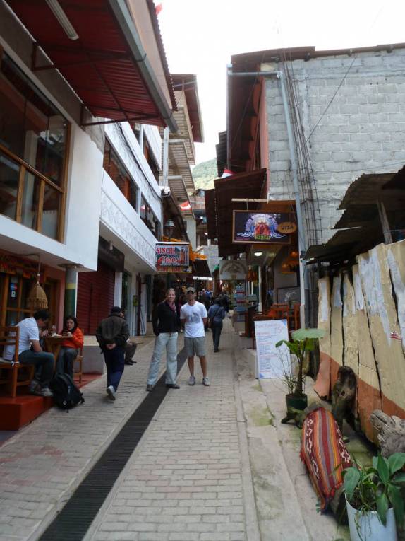 Caminhando pela rua central de Aguas Calientes, no Peru